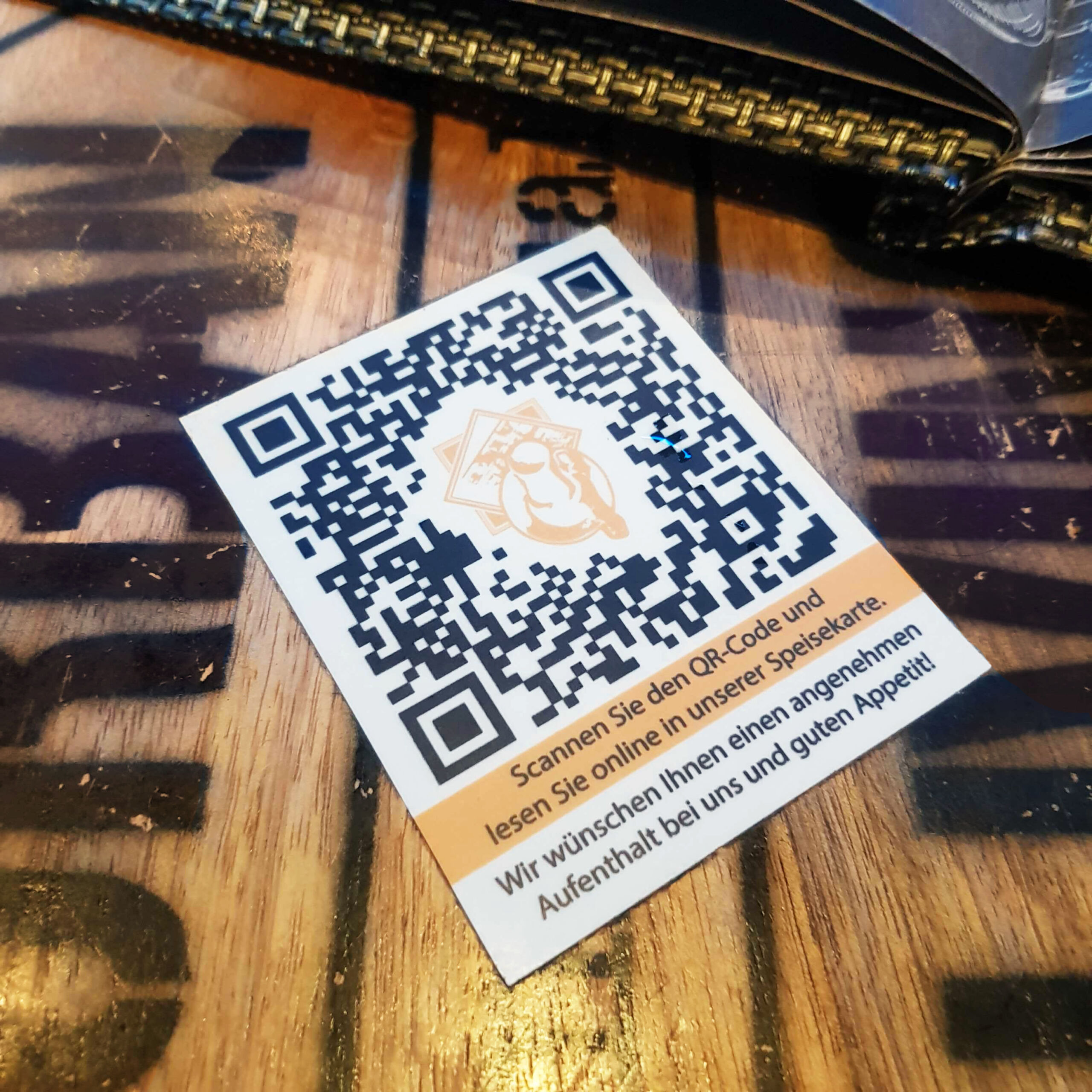 Aufkleber mit QR-Code zur digitalen Speisekarte von Café Zeit in Braunschweig
